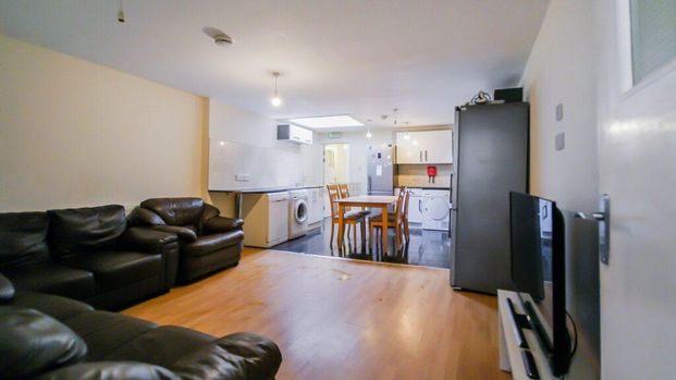 7 bedroom end of terrace house to rent - Photo 1