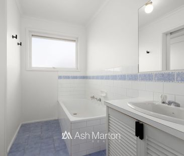 Vibrant and Stylish Three Bedroom Home - Photo 2