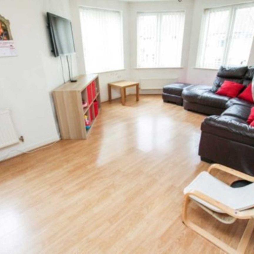 Price £1,800 pcm - Available Now - Part Furnished - Photo 1