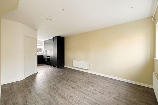 4 bedroom end of terrace house to rent - Photo 1