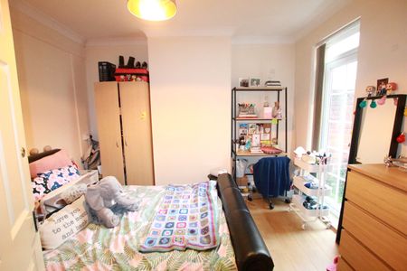 3 Bed Terraced House, Donnington Gardens, RG1 - Photo 2
