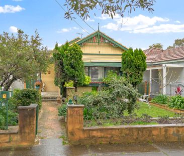 CHARMING FAMILY HOME IN AUBURN!! - Photo 1