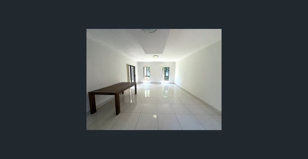 Stylish 4 Bedrooms Townhouse - Photo 1