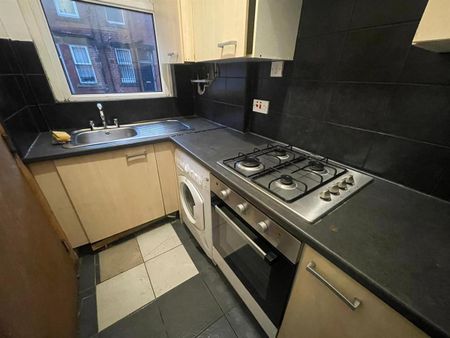 Autumn Grove, Hyde Park, Leeds - Photo 3