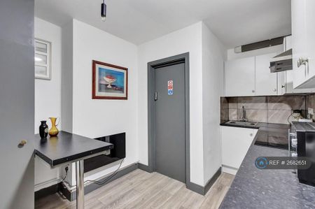 1 bedroom in a house share to rent - Photo 4