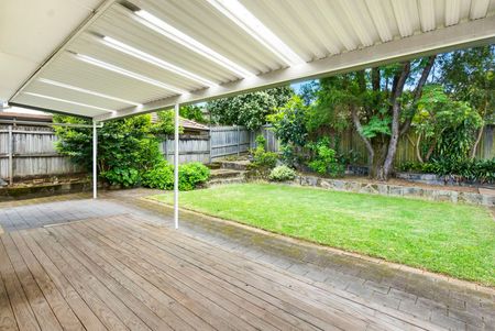 Spacious 5 bedroom house set in prime location with private backyard - Photo 2