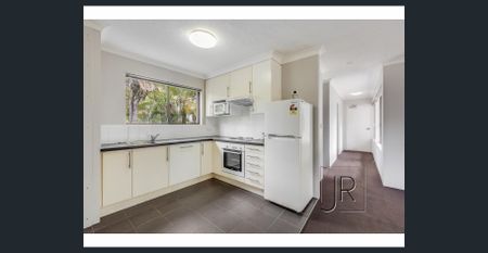 Light and bright unit moments to the beach - Photo 5