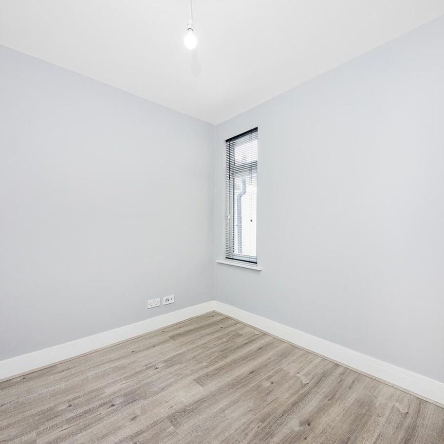5 Bed End Terrace, Luna Road, CR7 - Photo 1