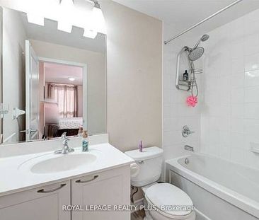 Burnhamthorpe/Confederation Gorgeous 1Bdrm +Den 2Full Washrooms - Photo 4