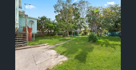 High set, relaxed Living in a Central Location! - Photo 2