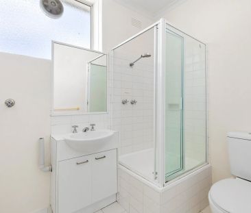 Bright & Private One-Bedroom Apartment in Prime South Yarra Location! - Photo 4