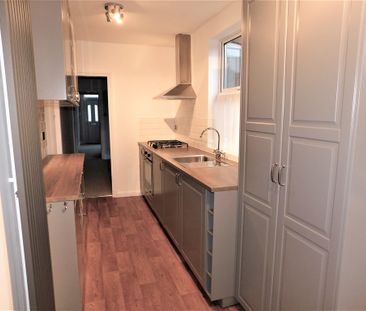 3 bedroom mid terrace to let - Photo 5