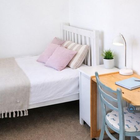 4 bedroom flat to rent - Photo 3