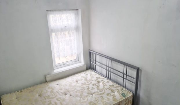 Lansbury Avenue, Edmonton, London N18 - Photo 1