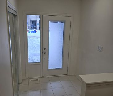 For Lease - 236 Vivant Street, Newmarket, Ontario - Photo 2