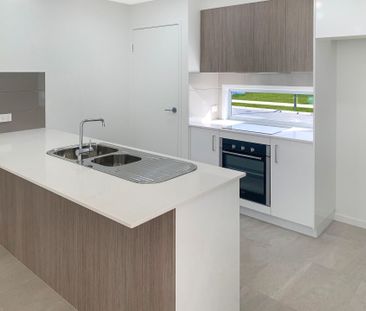 Modern 3 Bedroom Duplex with Private Yard - Photo 5