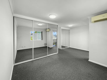 Spacious Two Storey Townhouse ! - Photo 2