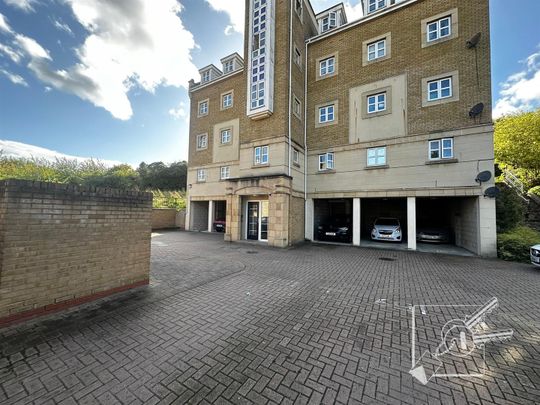 Sandpiper Close, Greenhithe - Photo 1