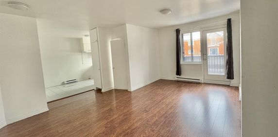 2 Bedroom - 345 Boulevard Graham, Montréal - Photo 2