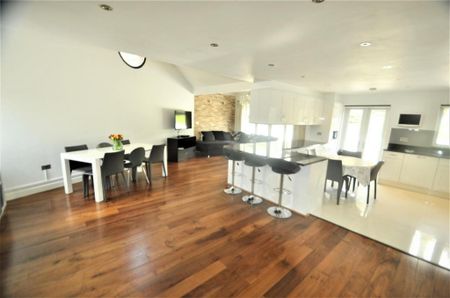 4 bedroom semi-detached house to rent - Photo 3