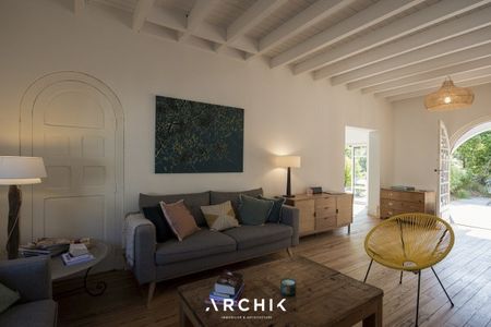 Architecture néo basque, cette maison de 150 m2 typique du Moulleau se tient sur son terrain de 320 m2 proche le la plage et des commerces et au coeur d'un quartier résidentiel. - Photo 3