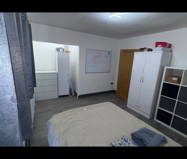 Room in a Shared House, Laburnum Road, SO16 - Photo 2