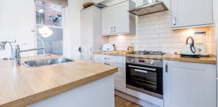 2 Bedroom, 1 bath, 1 reception Flat - Photo 4