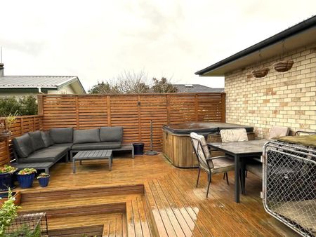 Warm and welcoming on Wyndham! - Photo 2
