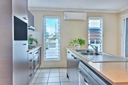 Spacious Three-Level Townhouse in Prime Gaythorne Location - Photo 4