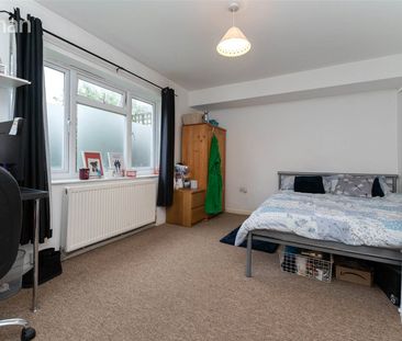 6 bedroom detached house to rent - Photo 4