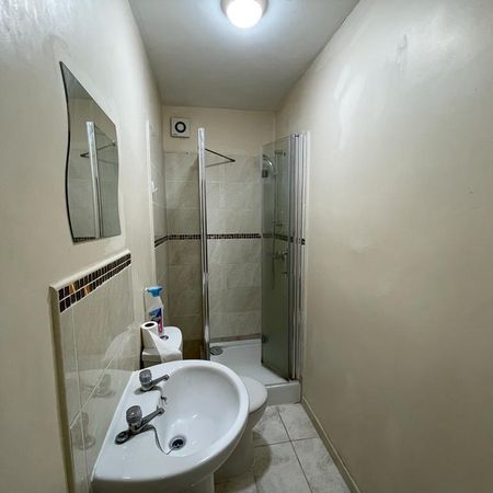 1 bedroom in a house share to rent - Photo 3