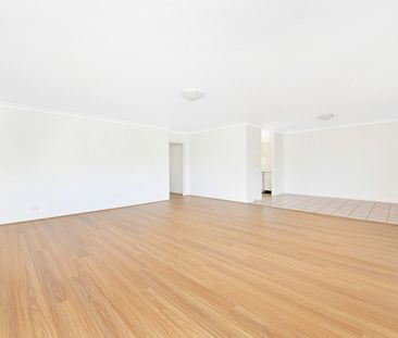 Spacious, Light Filled Three bedroom Apartment - Photo 2