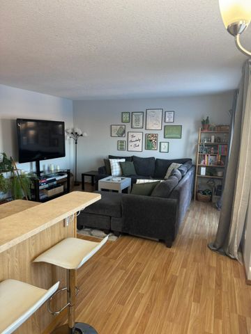 Spacious 2 bedroom Condo – Sun Village II - Photo 4