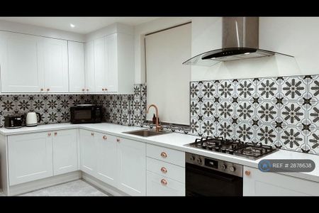 1 bedroom in a house share to rent - Photo 3
