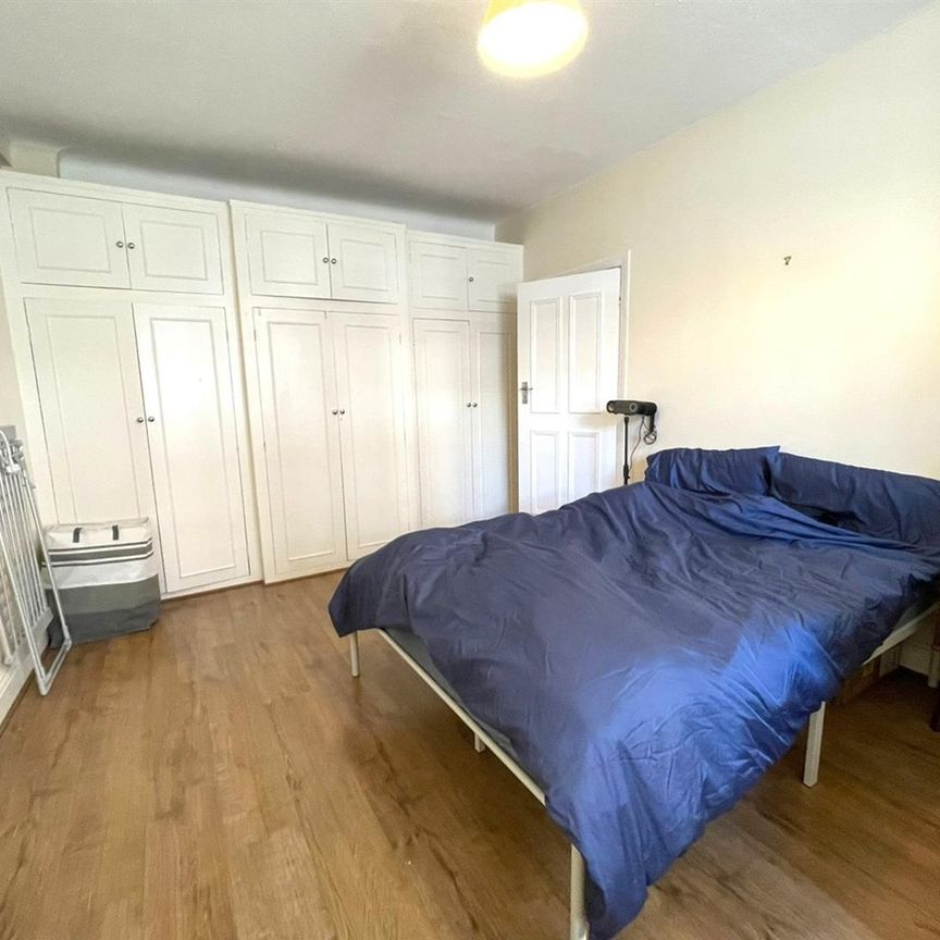 Studio Flat, Melina Court, NW8 - Photo 1