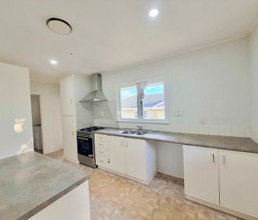 🏡 3 Bedroom Family Home with Garage & Spacious BY - Photo 4