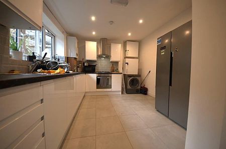 1 bedroom in a house share to rent - Photo 2