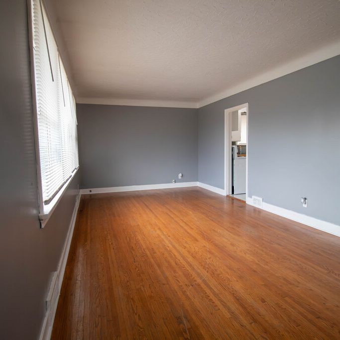 **CHARMING** 2-BEDROOM MAIN UNIT IN ST.CATHARINES!! - Photo 1