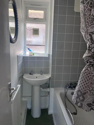 Room in a Shared Flat, London, SW4 - Photo 1