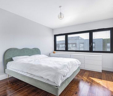 Flat to rent - Lambarde Square, London, SE10 - Photo 3