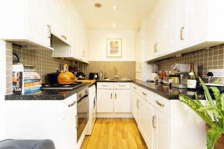 Spacious modern 1 bedroom property in a beautiful conversion in Hackney - Photo 2