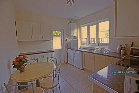 4 bedroom semi-detached house to rent - Photo 3