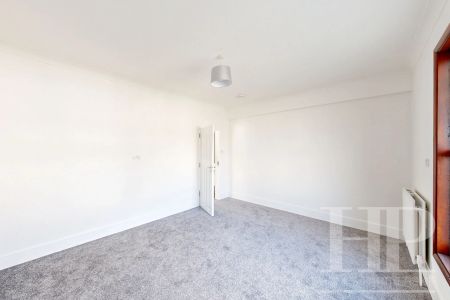 Balcombe Road, Horley, RH6 - Photo 2