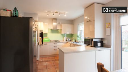 En-suite double bedroom in 3-bedroom house in Dublin - Photo 5