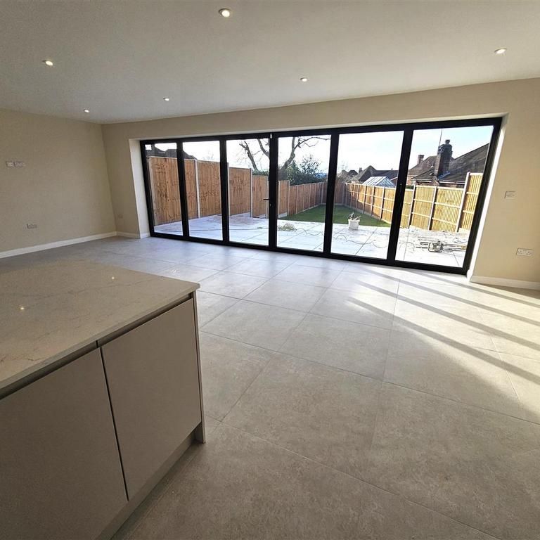 4 bedroom detached house to rent - Photo 1