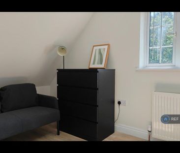 1 bedroom in a house share to rent - Photo 2