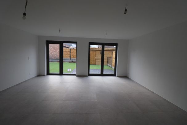 BEN-woning met 3 slaapkamers, terras met tuin, tuinberging en autostaanplaats. - Photo 1