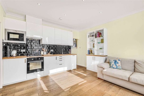 A charming raised ground floor apartment with a modern eat-in kitchen and recently refurbished bathrooms. - Photo 1