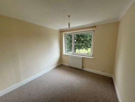 4 bedroom semi-detached house to rent - Photo 2