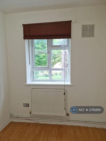 1 bedroom in a flat share to rent - Photo 4